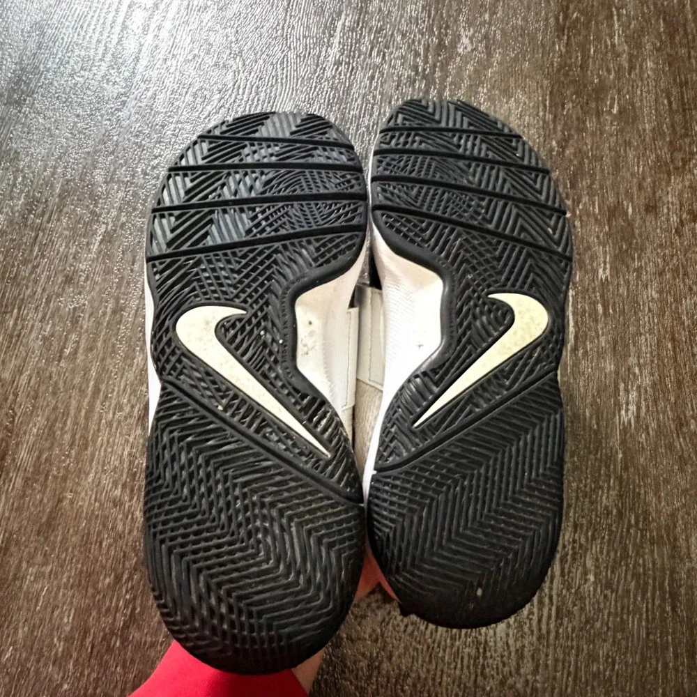 Nike Team Hustle D 8 Kids Size 5Y Black White Gold Basketball Shoes Sneakers